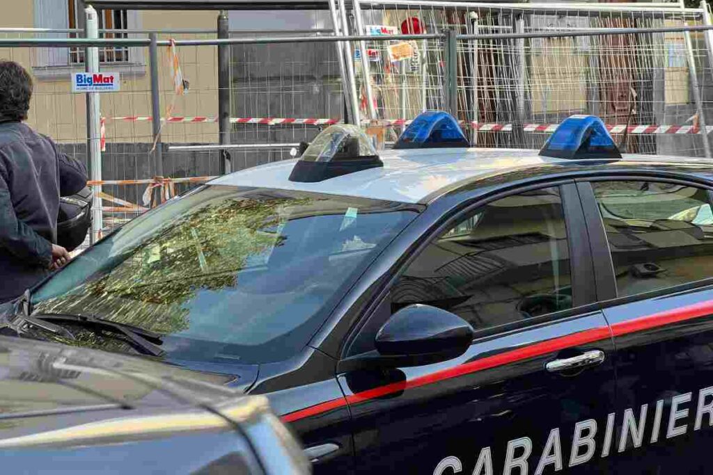 Auto carabinieri in strada