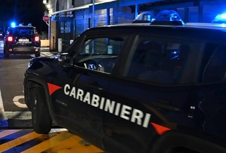 Auto dei carabinieri in strada