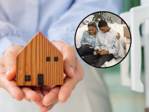 sfondo uomo con casa in miniatura e tondo con coppia felice