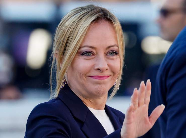 Meloni in primo piano