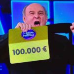 Gerry Scotti esulta per i 100mila euro vinti