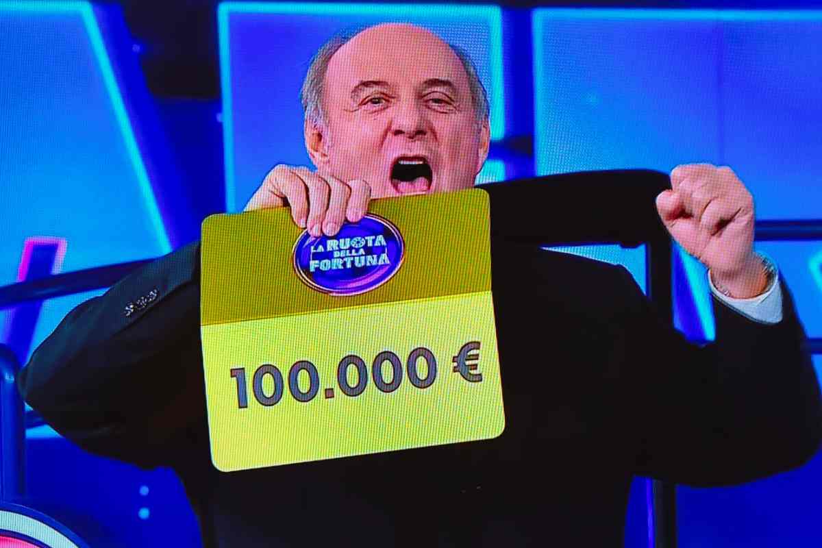 Gerry Scotti esulta per i 100mila euro vinti