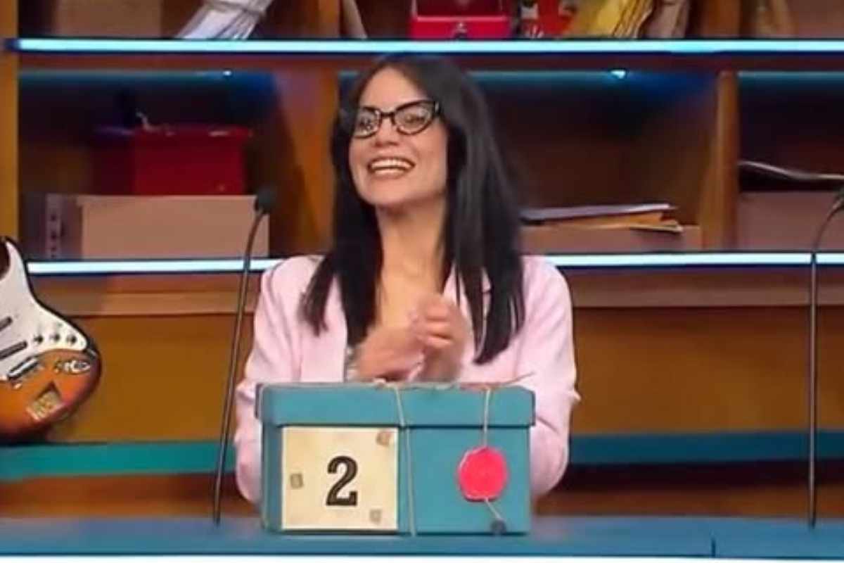 Bluette sorridente ad Affari Tuoi