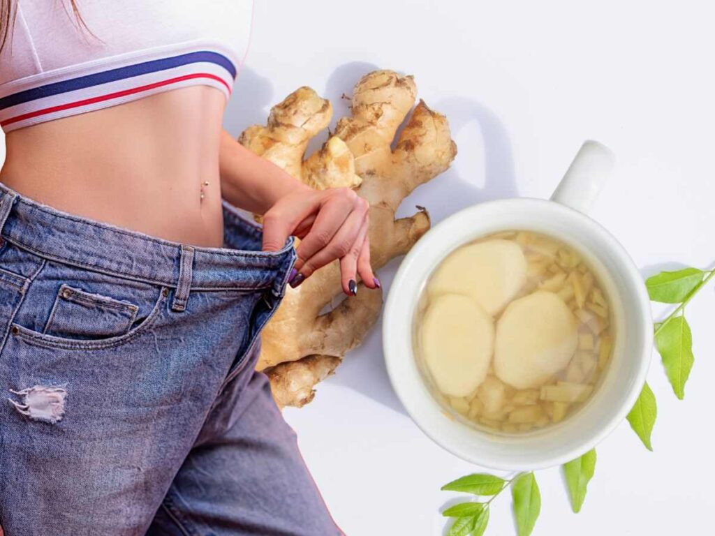 sfondo zenzero e tisana e donna con giro vita dimagrito