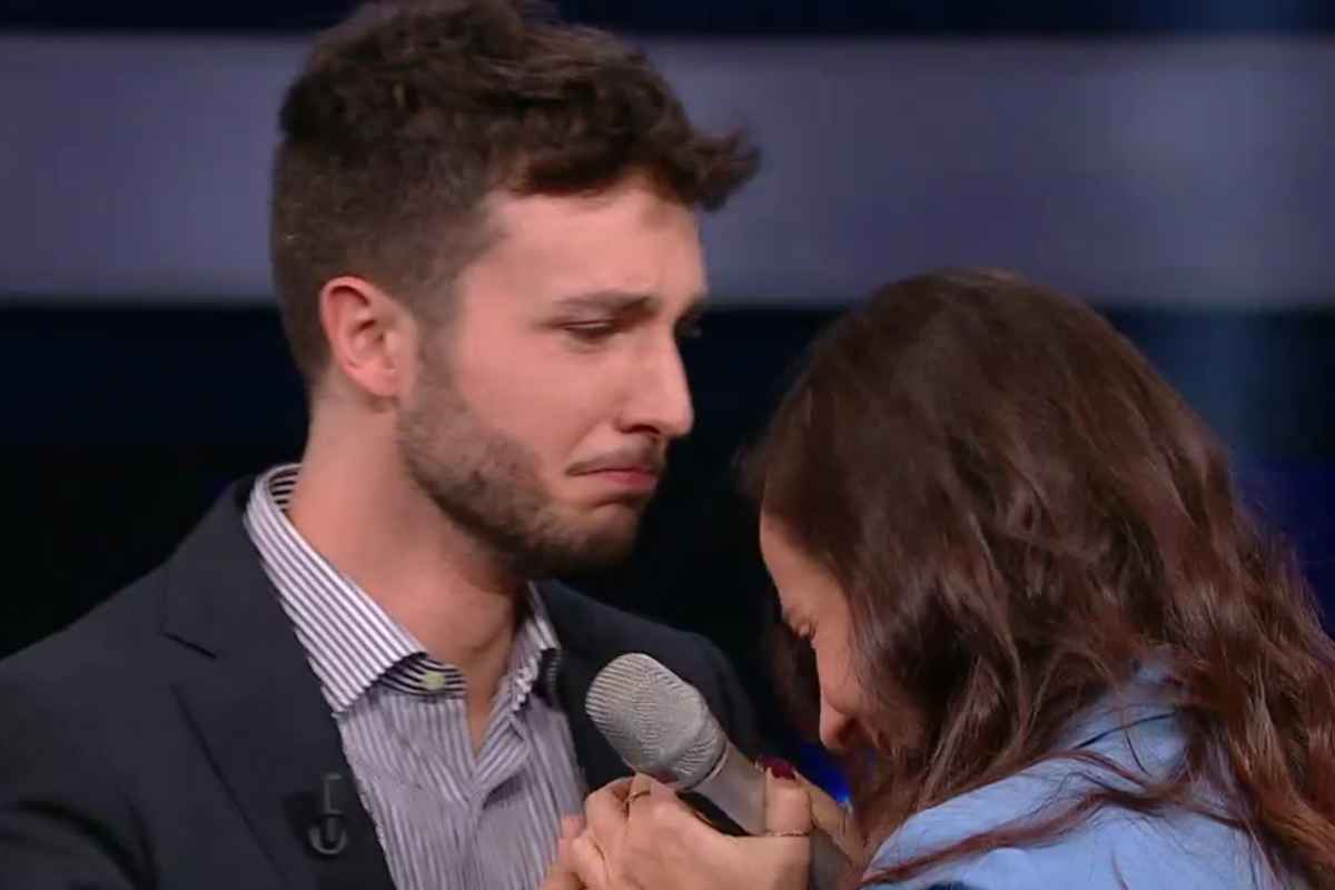 Riccardo Piancatelli e l'abbraccio con la fidanzata Giulia