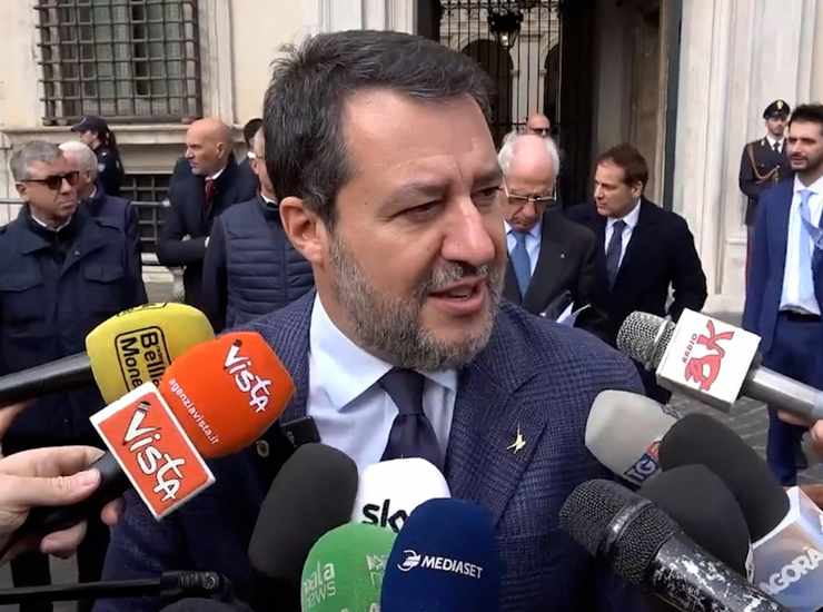 Salvini in un incontro con i giornalisti