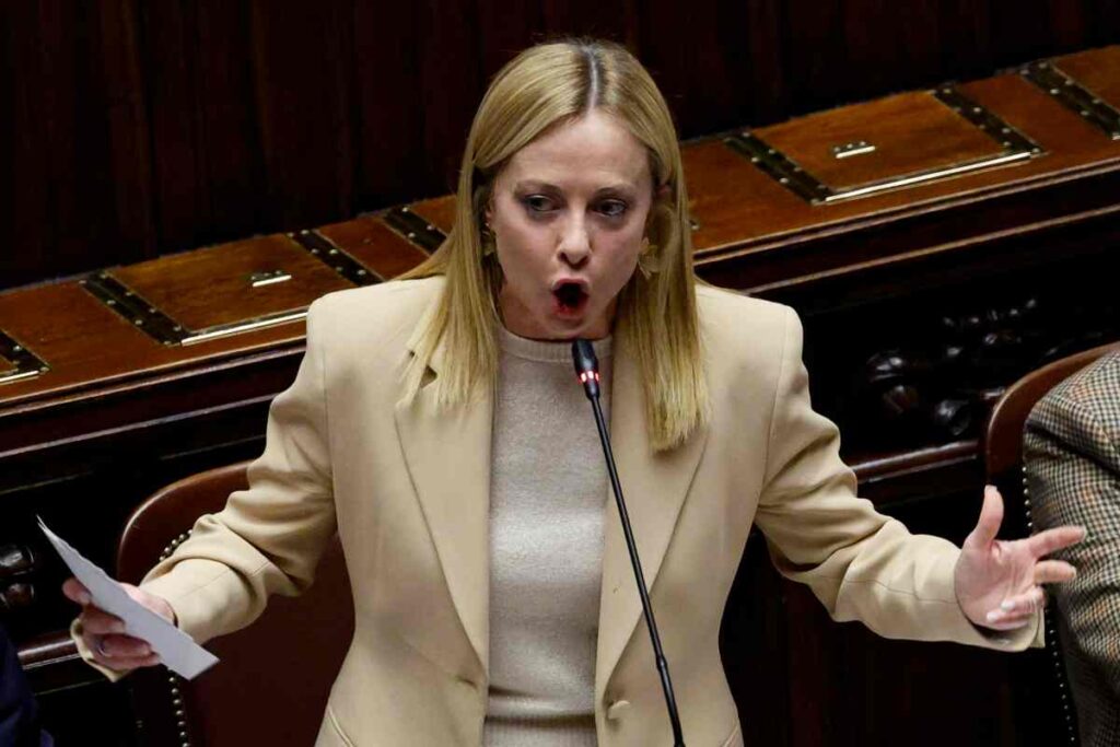 Meloni durante un discorso