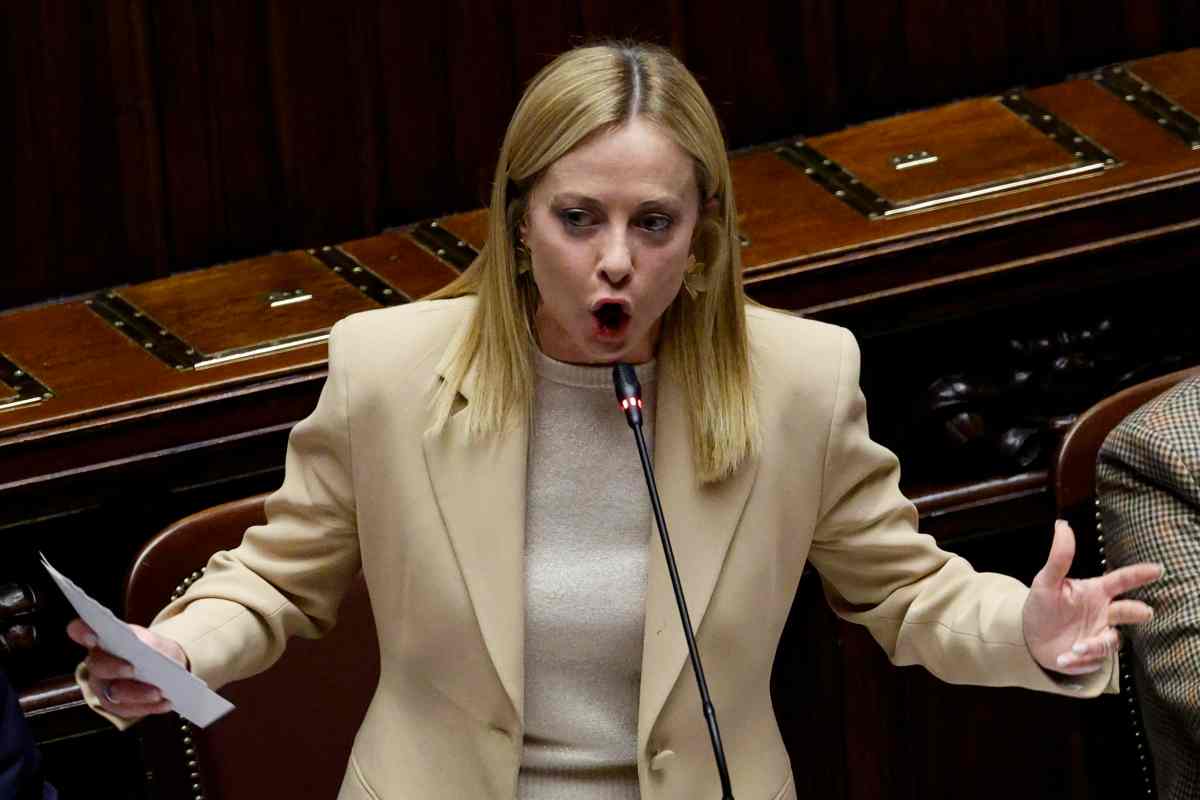 Meloni durante un discorso