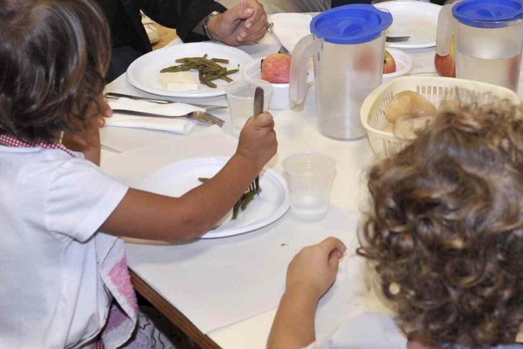 La mensa scolastica con i bambini