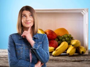 sfondo cassetta con frutta e donna che pensa