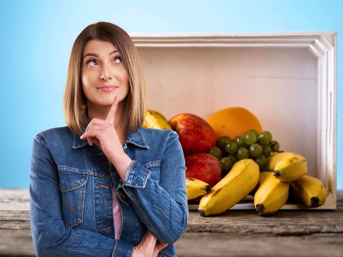 sfondo cassetta con frutta e donna che pensa