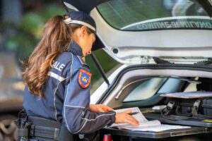 Una vigilessa durante un controllo