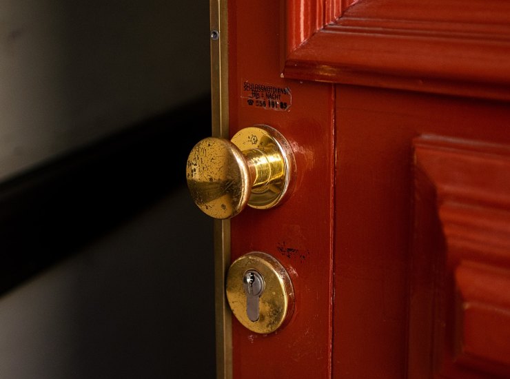 Una porta scassinata