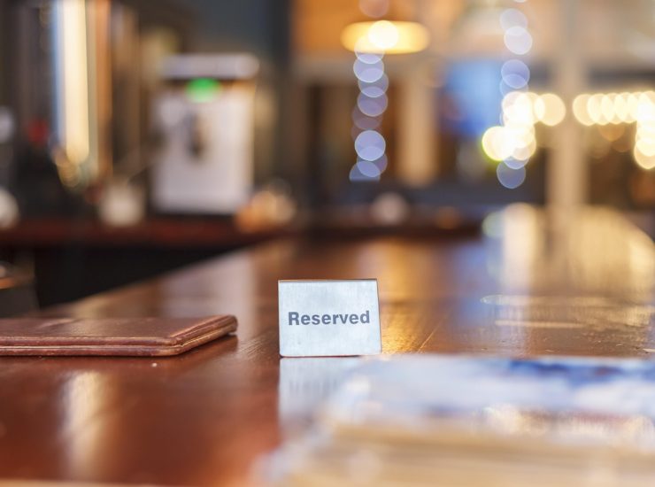 Un ristorante con il tavolo riservato