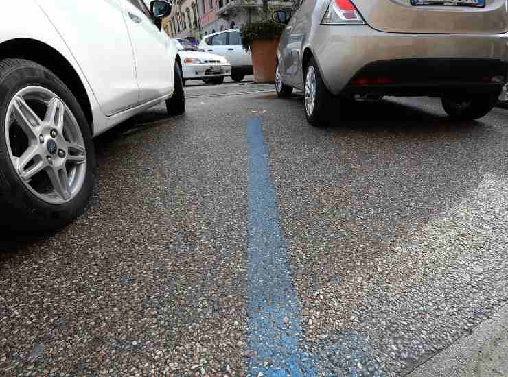 Le strisce blu di un parcheggio
