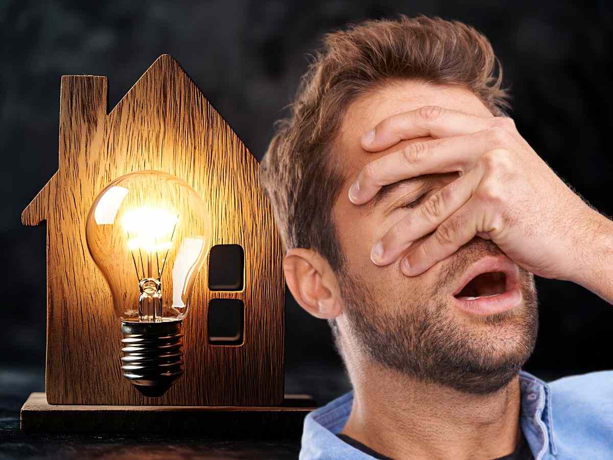 sfondo casa in miniatura con lampadina e uomo sconvolto