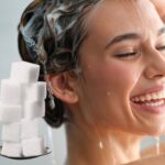 sfondo donna si fa shampoo e cucchiaino con zollette di zucchero