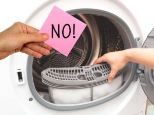 sfondo asciugatrice e mano con cartellino che dice no