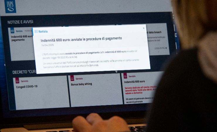 donna che si collega sul sito Inps