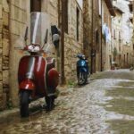 stradina con due motorini