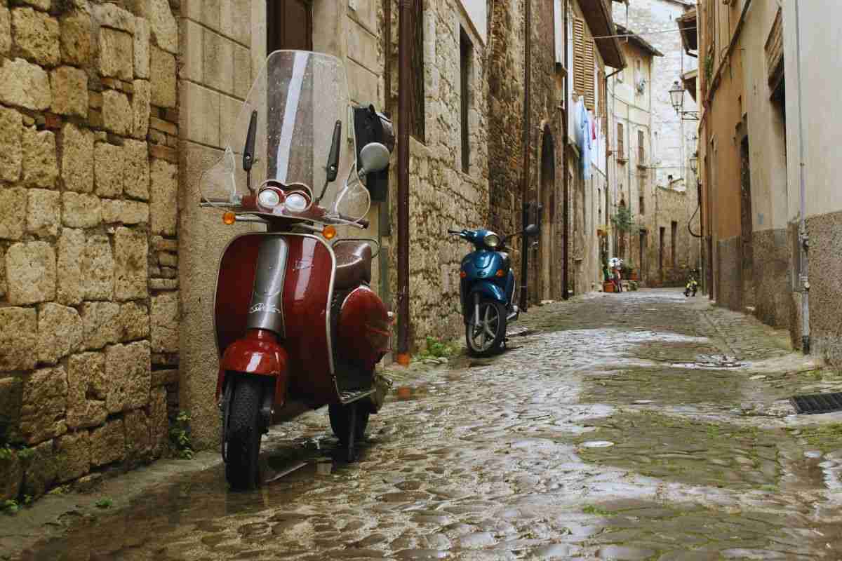 stradina con due motorini