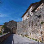 una strada in salita e un muro