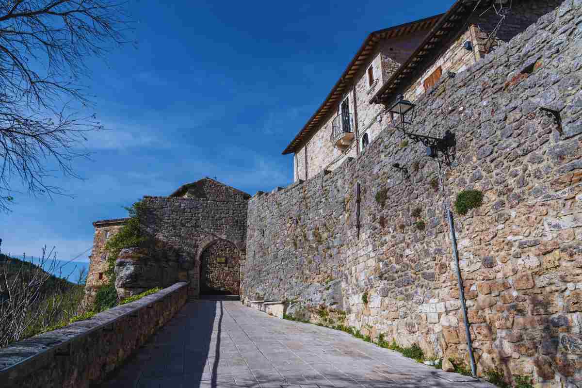 una strada in salita e un muro