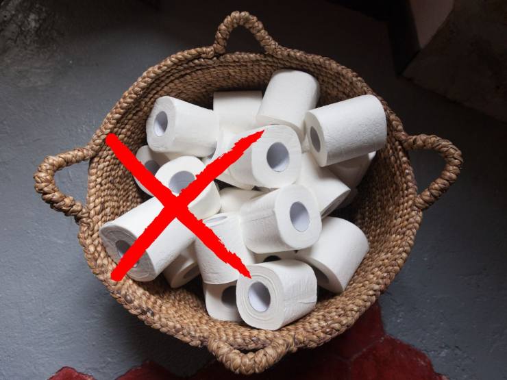 cesta piena di carta igienica e X rossa