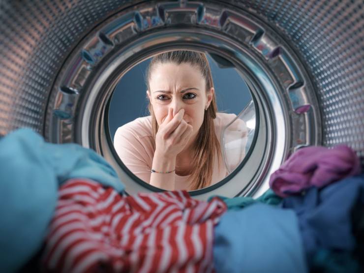 donna che si tappa il naso per puzza da lavatrice