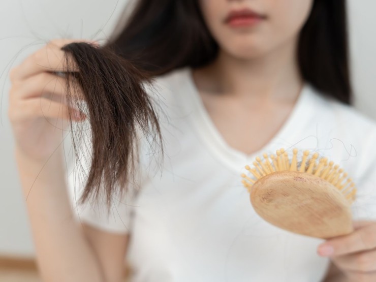 ragazza spazzola capelli fini