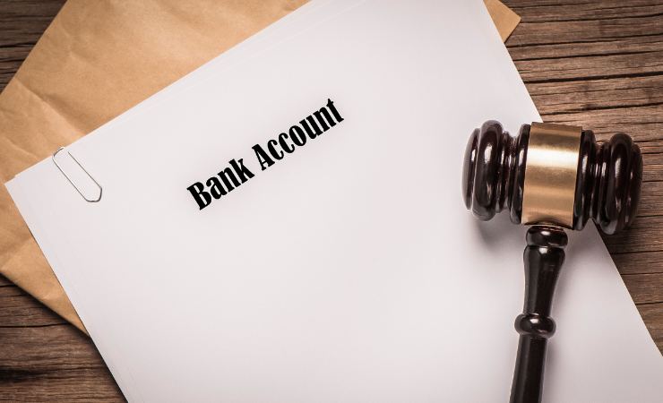 fogli e martelletto giudice