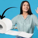 sfondo ragazza dice addio alla carta igienica indicata con freccia