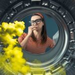 sfondo donna con naso tappato e alone di puzza dentro lavatrice