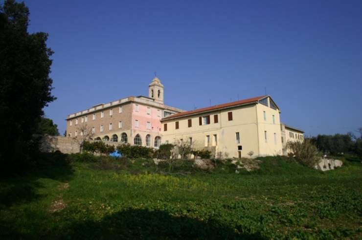 una struttura sul verde