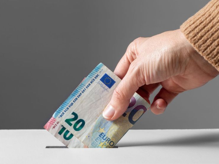 persona con banconote euro 