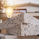 sfondo casa con cappotto termico e lampadina simbolo innovazione