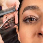 sfondo parrucchiere taglia capelli e donna con naso pronunciato in primo piano