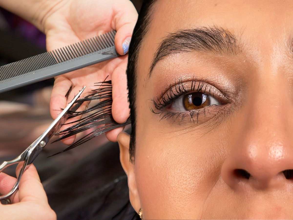 sfondo parrucchiere taglia capelli e donna con naso pronunciato in primo piano