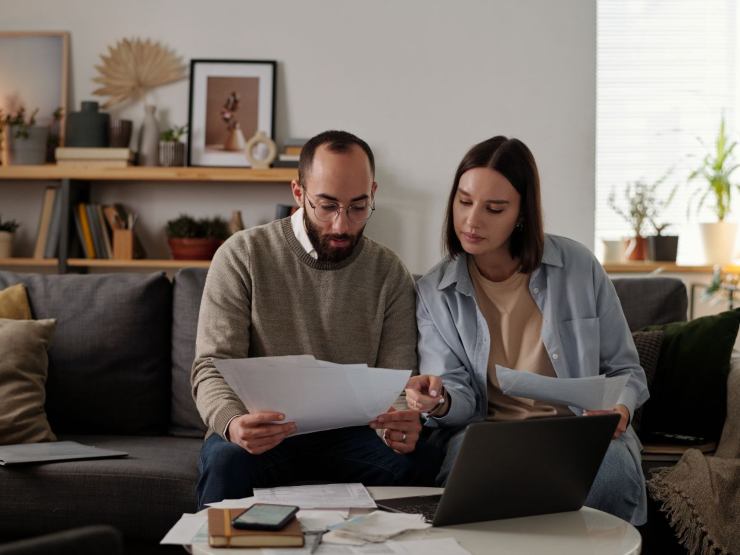 coppia legge bollette