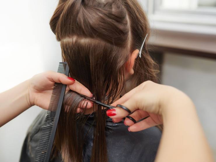 parrucchiere che taglia capelli