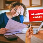 sfondo donna legge bollette altissime e bandiera in mano con scritta allarme costi