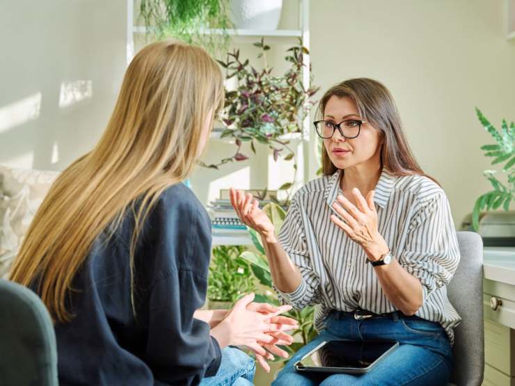 donna parla con psicologa