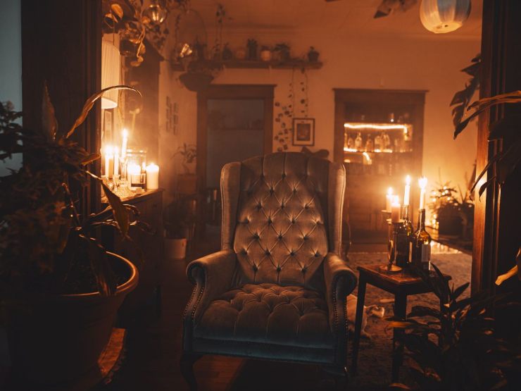 casa con candele accese perché con luce staccata