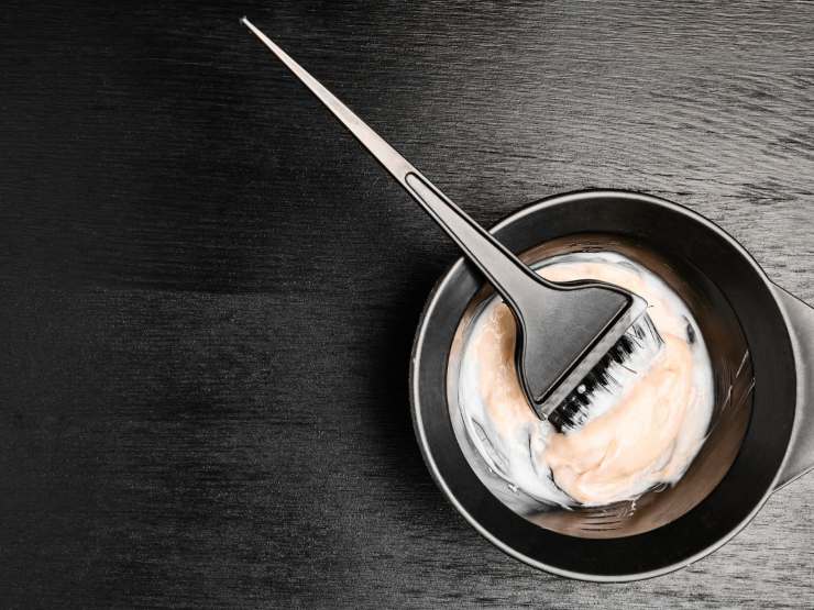 ciotola con tinta e pennello