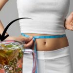 sfondo donna che misura circonferenza stomaco e tazza con infuso