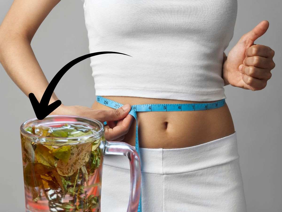 sfondo donna che misura circonferenza stomaco e tazza con infuso