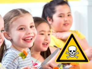 sfondo bambini che mangiano e cartello con simbolo veleno