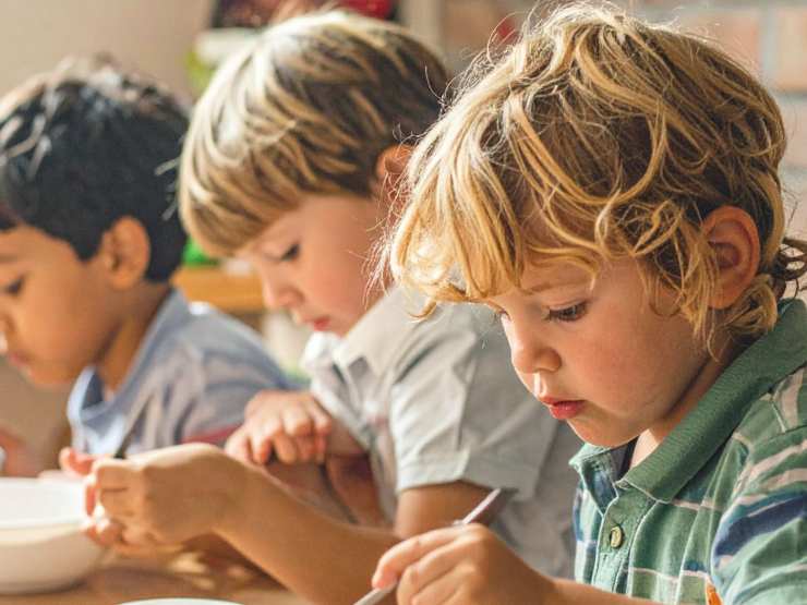 bambini che mangiano