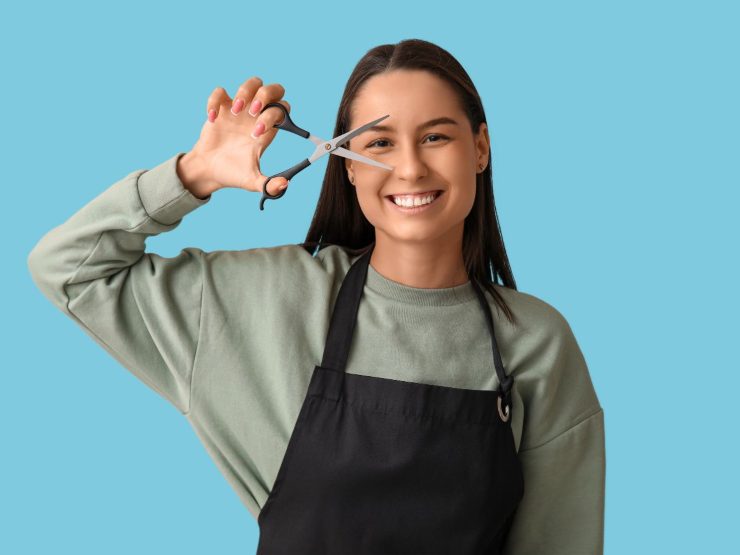 parrucchiera con forbici in mano