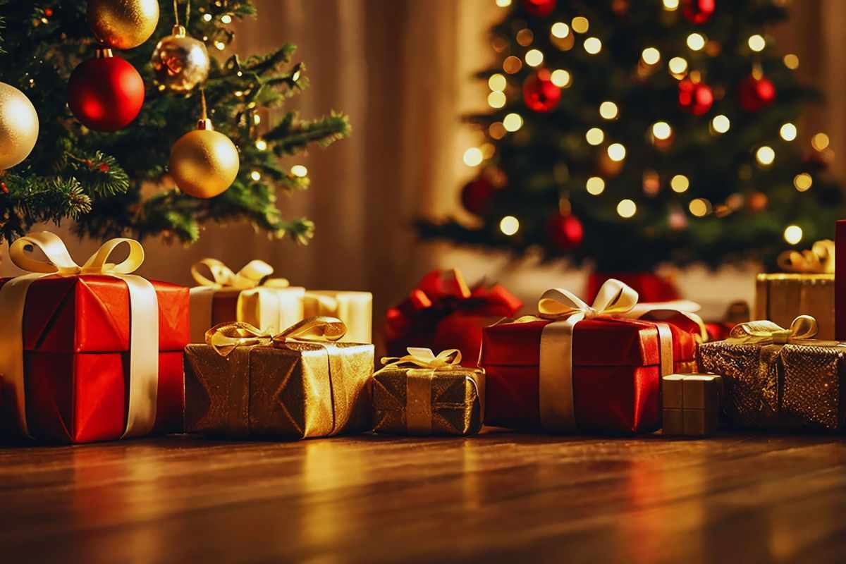 pacchi regalo sotto l'albero di natale